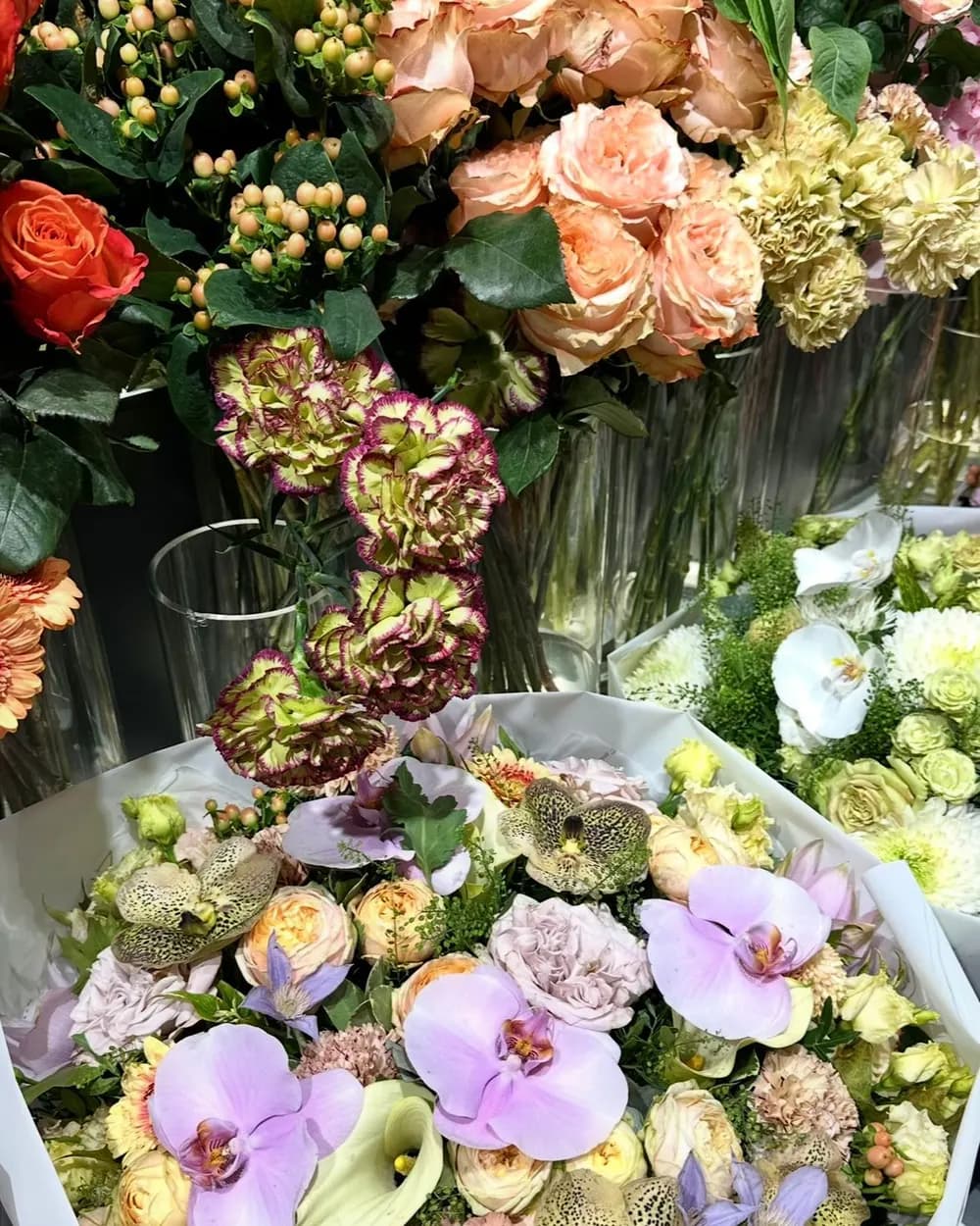 A romantic yacht setup dressed with fresh flowers